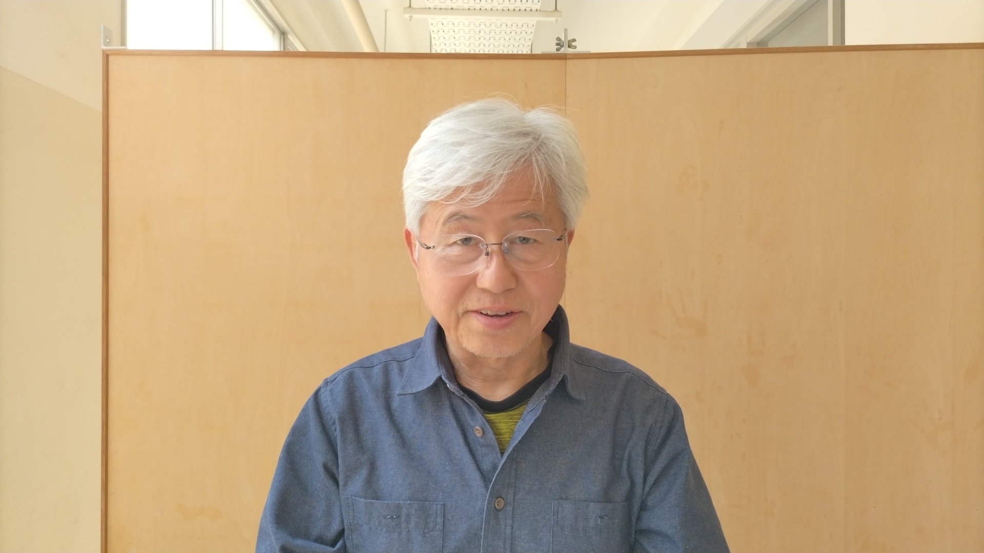 理事長の楠木裕樹。木の壁を背に、こちらを向いて話している