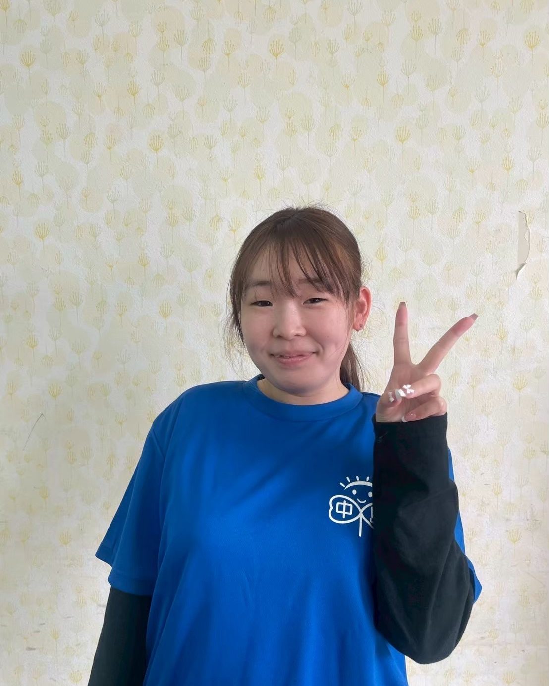 法人のTシャツを着た支援員